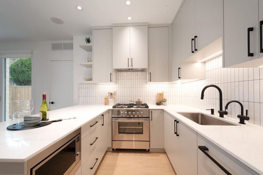 122 E 17th Avenue Vancouver, BC - 18