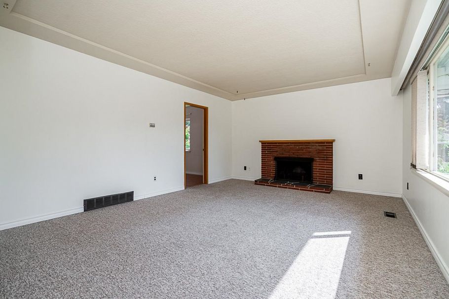 1302 Lennox Street North Vancouver, BC - 11