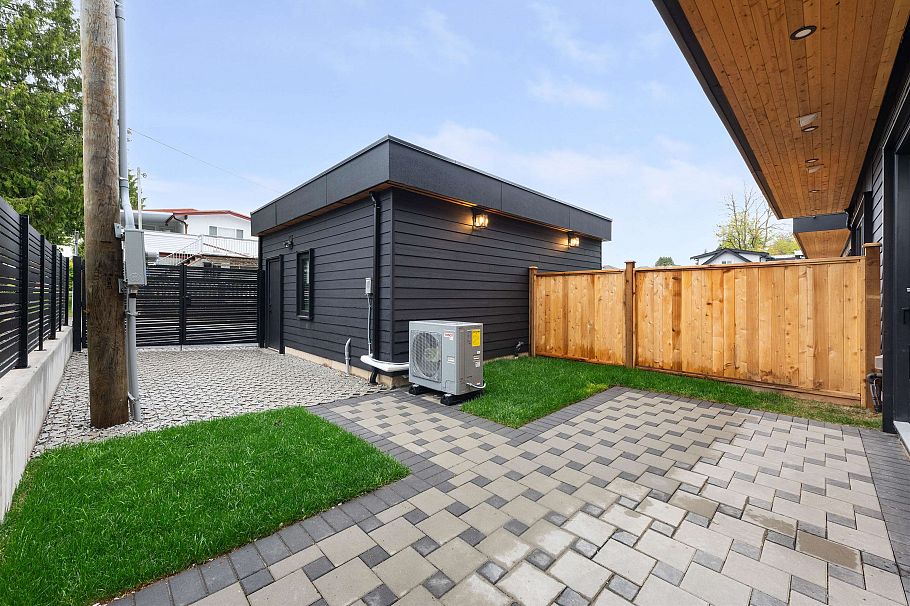 1 4895 Moss Street Vancouver, BC - 40