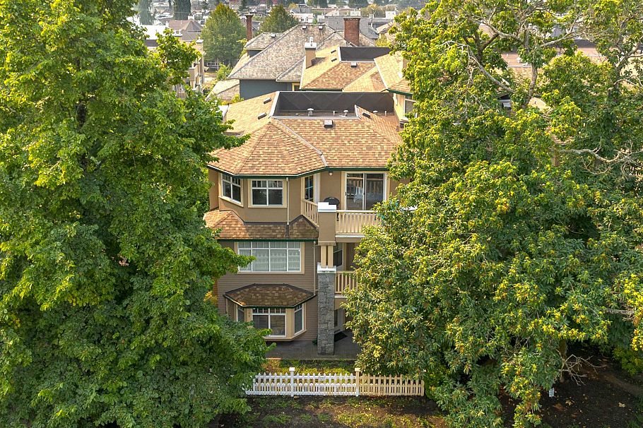 305 257 E Keith Road North Vancouver, BC - 1