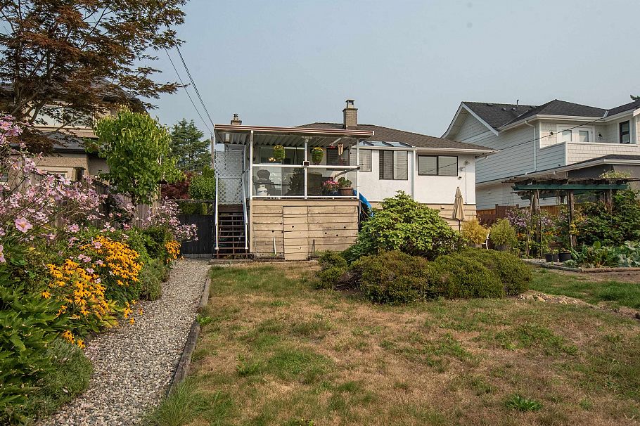 847 E 13th Street North Vancouver, BC - 26