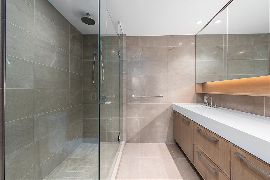 317 3220 Connaught Crescent North Vancouver, BC - 1