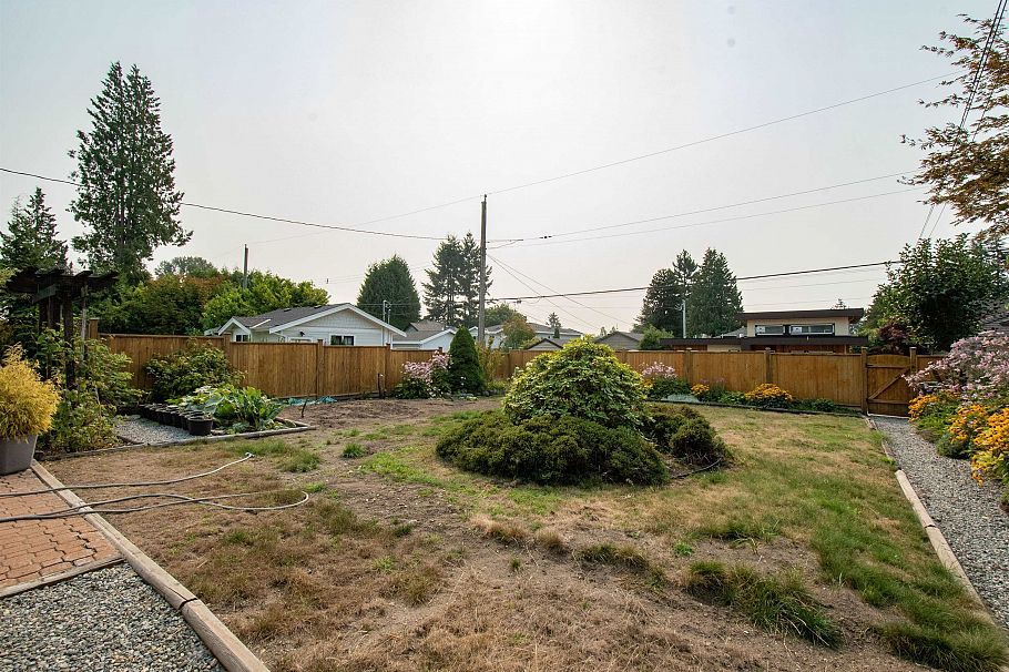 847 E 13th Street North Vancouver, BC - 25