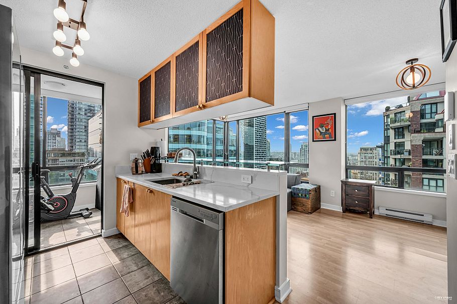 1504 1003 Burnaby Street Vancouver, BC - 1