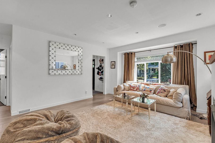 661 W 20th Avenue Vancouver, BC - 4