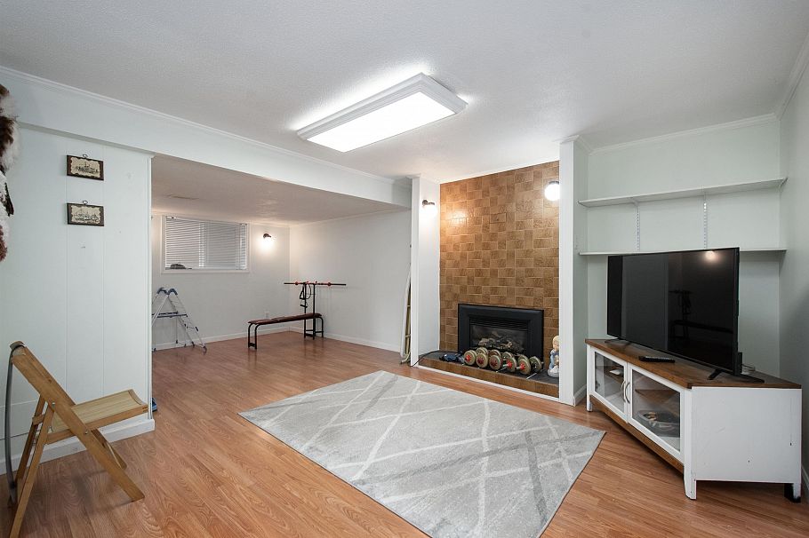 847 E 13th Street North Vancouver, BC - 18