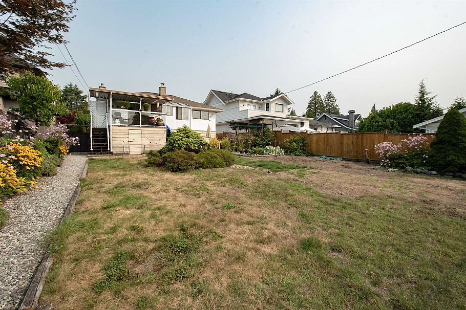 847 E 13th Street North Vancouver, BC - 27