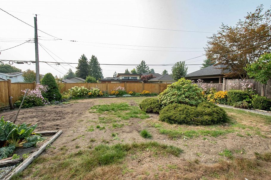 847 E 13th Street North Vancouver, BC - 30