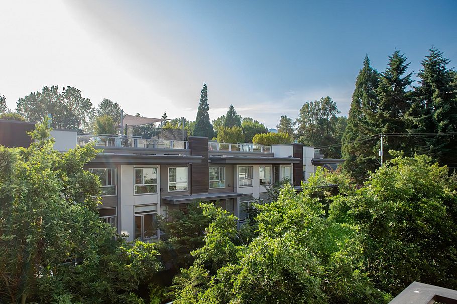 204 715 W 15th Street North Vancouver, BC - 11