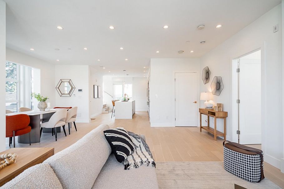 2 434 E 1st Street North Vancouver, BC - 3