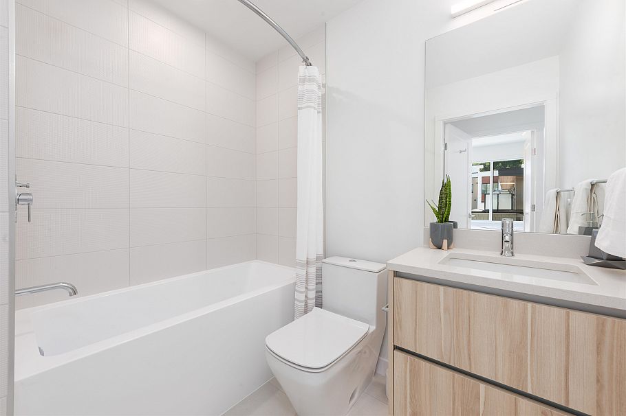 885 W 33rd Avenue Vancouver, BC - 4