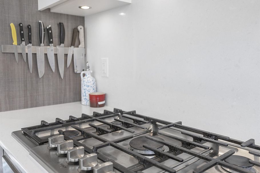 204 715 W 15th Street North Vancouver, BC - 15