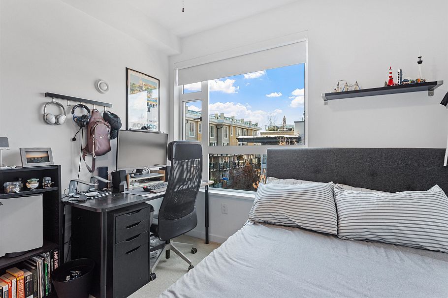 204 715 W 15th Street North Vancouver, BC - 25