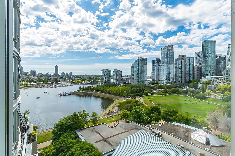 1605 1383 Marinaside Crescent Vancouver, BC - 2