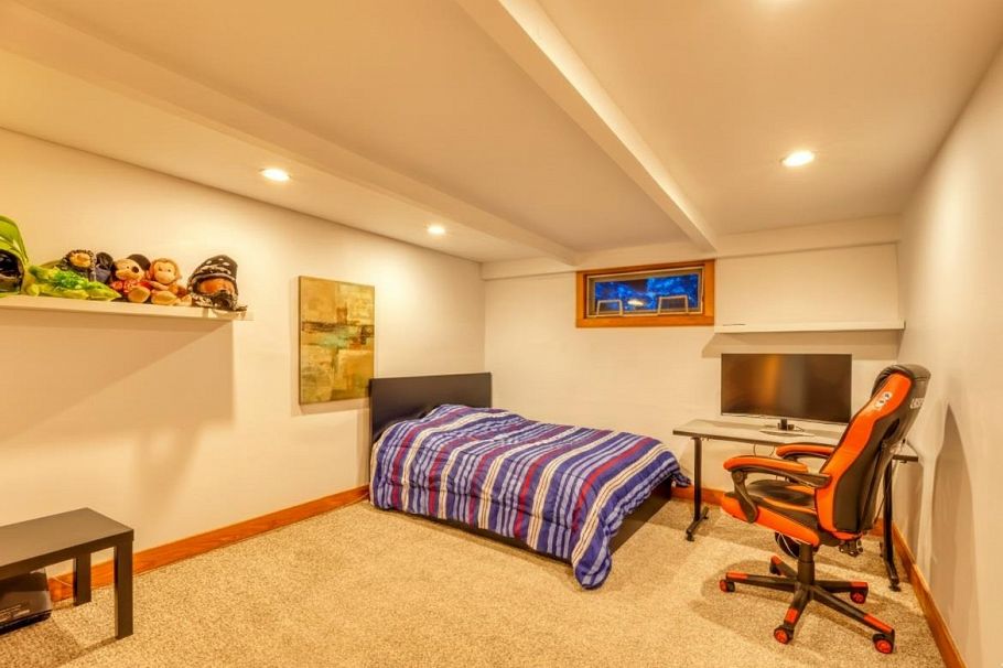 466 E Kings Road North Vancouver, BC - 18