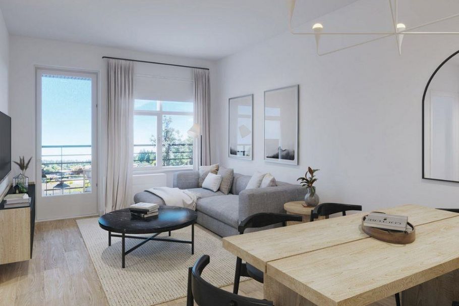 204 2450 Garden Drive Vancouver, BC - 2