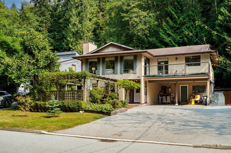 1184 Riverside Drive North Vancouver, BC - 1