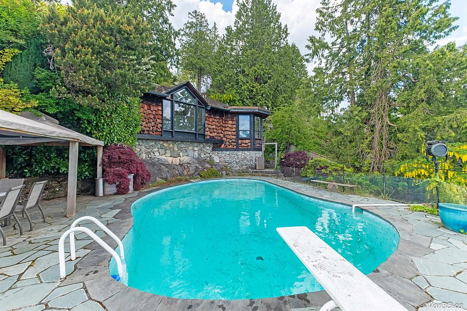 4541 Stonehaven Avenue North Vancouver, BC - 21