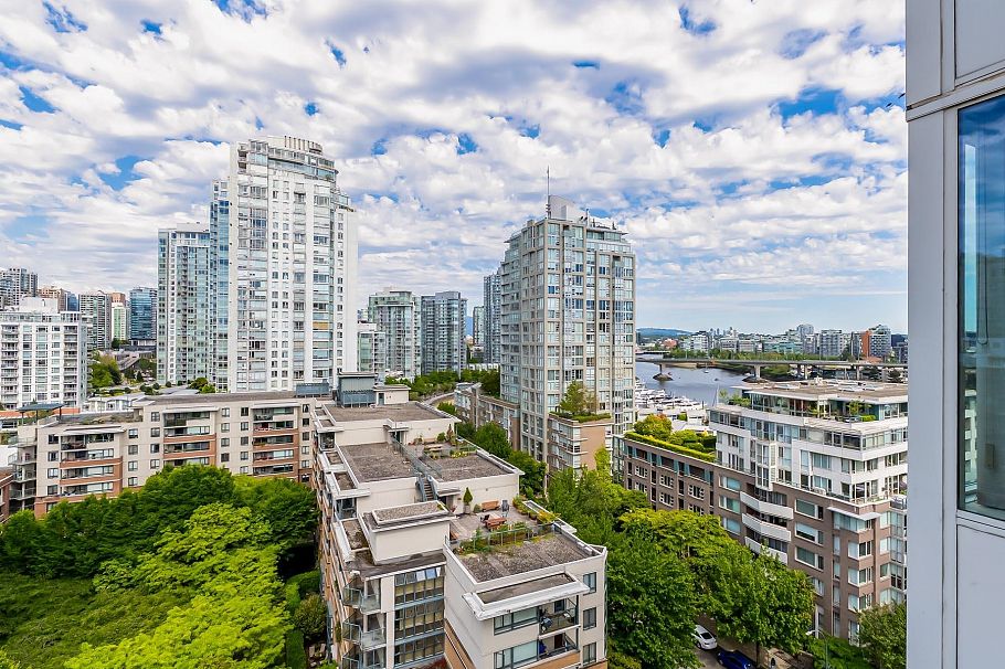 1605 1383 Marinaside Crescent Vancouver, BC - 3