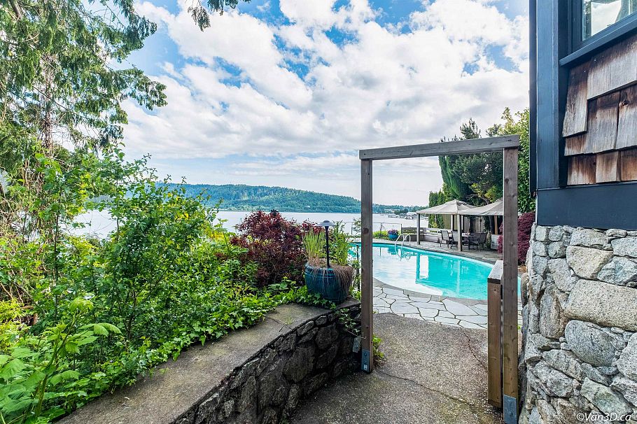 4541 Stonehaven Avenue North Vancouver, BC - 27