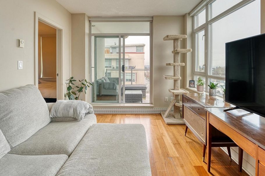 710 2228 W Broadway Vancouver, BC - 2