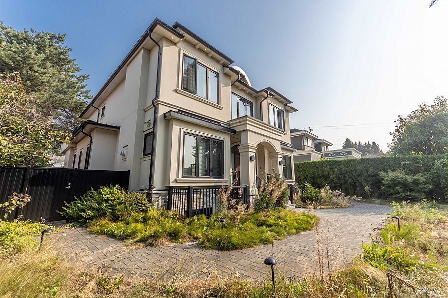 1041 W 53rd Avenue Vancouver, BC - 2