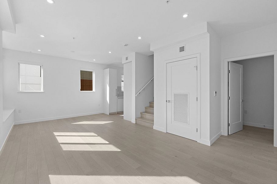 807 W 33rd Avenue Vancouver, BC - 2