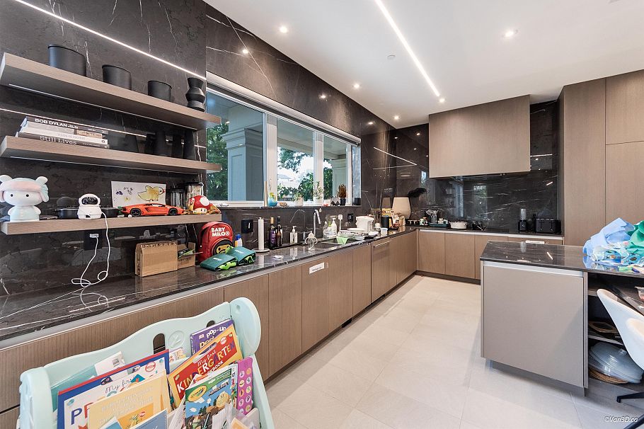 1041 W 53rd Avenue Vancouver, BC - 11