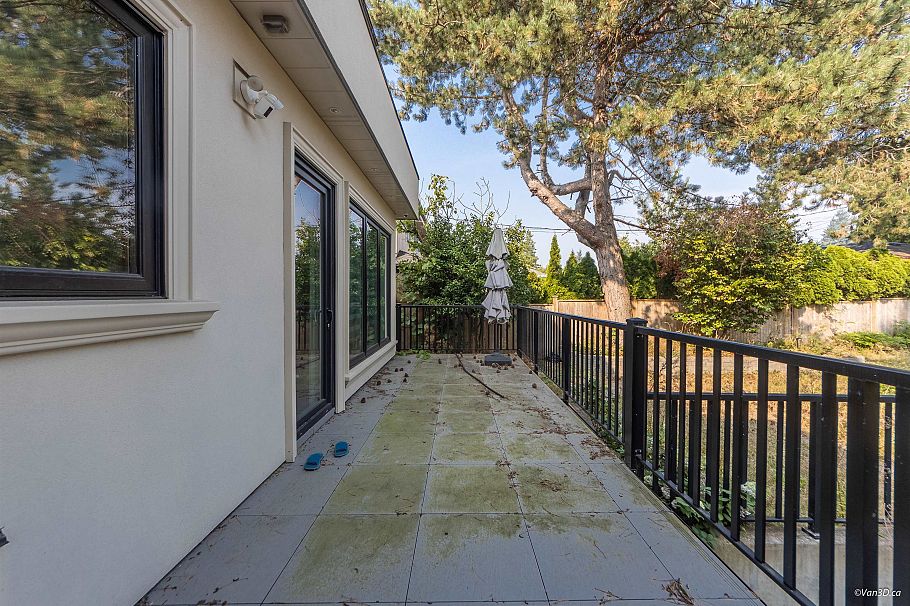 1041 W 53rd Avenue Vancouver, BC - 37