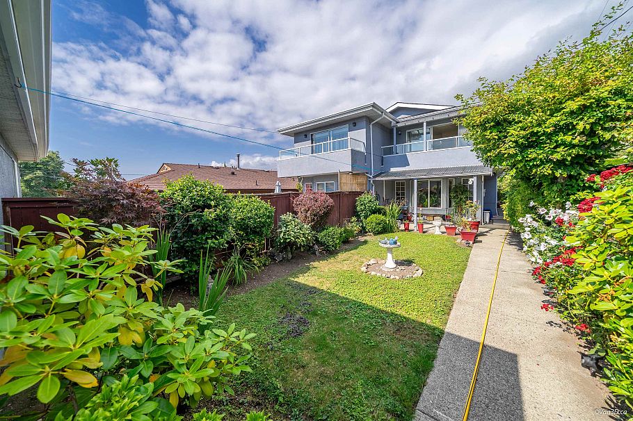 215 W 18th Street North Vancouver, BC - 21