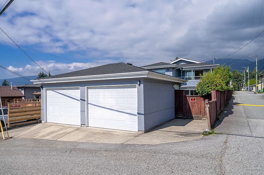 215 W 18th Street North Vancouver, BC - 20