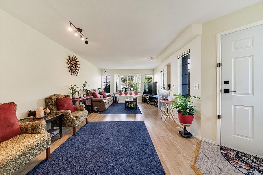 215 W 18th Street North Vancouver, BC - 3