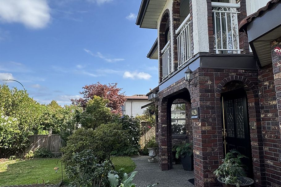 2942 Adanac Street Vancouver, BC - 3