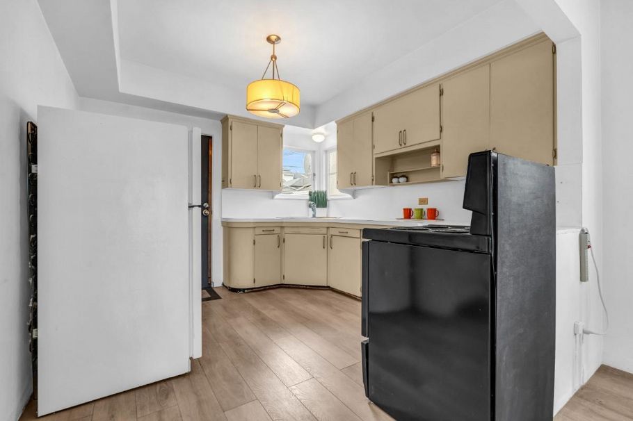 1260 E 33rd Avenue Vancouver, BC - 9