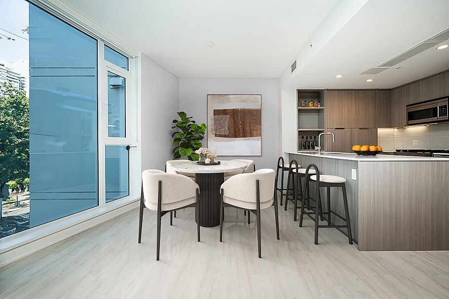 407 1401 Hunter Street North Vancouver, BC - 2