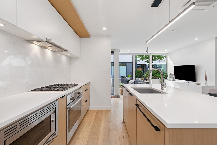 106 649 E 3rd Street North Vancouver, BC - 10