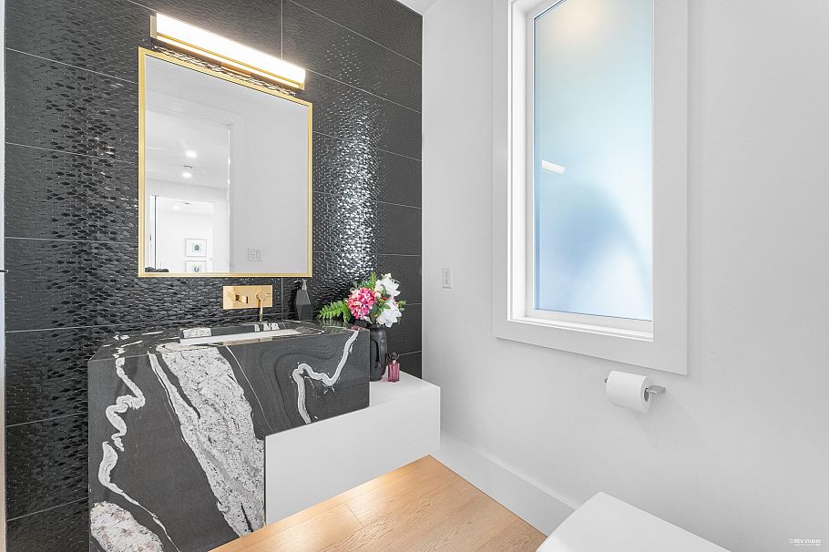 919 E 4th Street North Vancouver, BC - 18