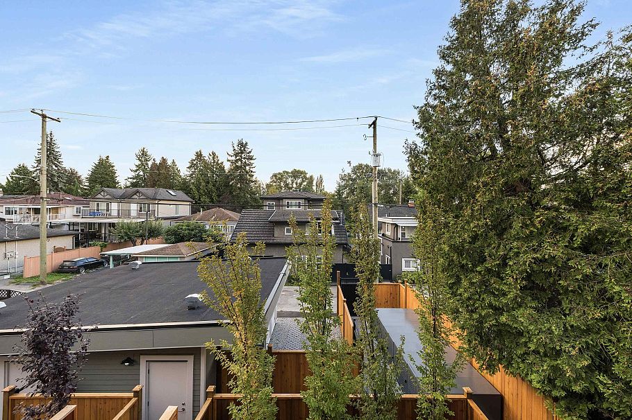 3 2136 E 10 Avenue Vancouver, BC - 32