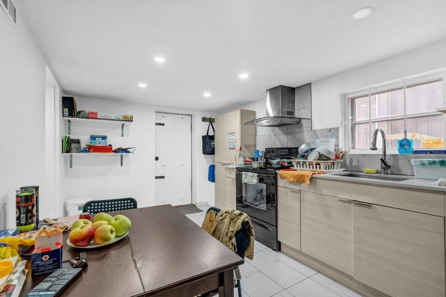 1260 E 33rd Avenue Vancouver, BC - 22