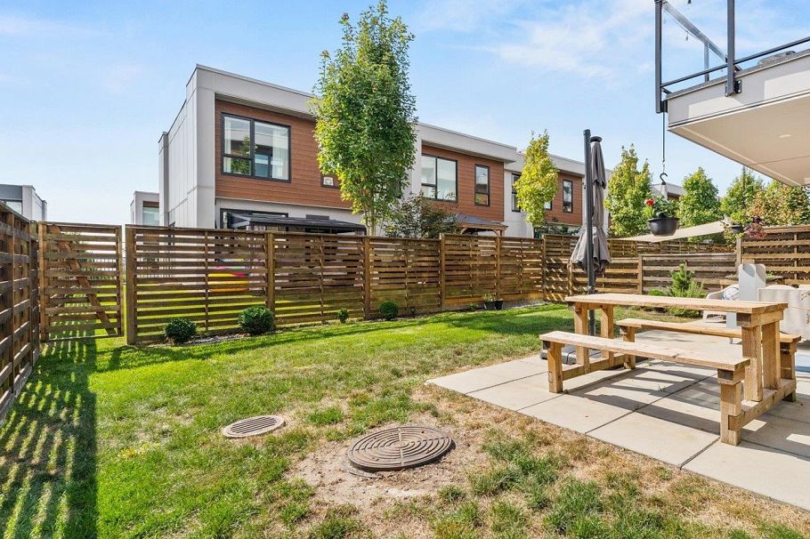 66 3597 Malsum Drive North Vancouver, BC - 33