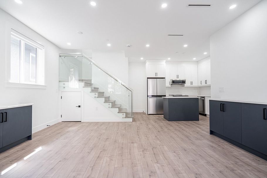 2972 E 7th Avenue Vancouver, BC - 3