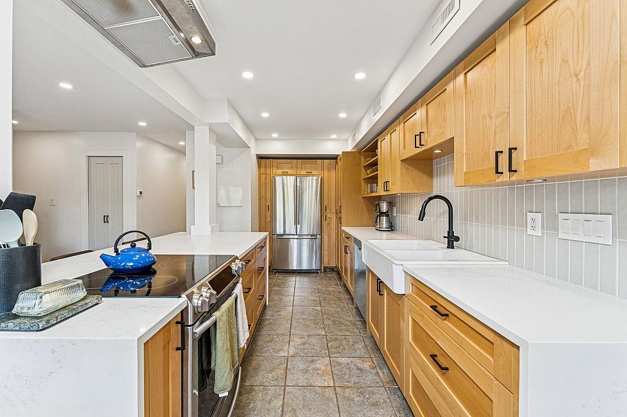 1053 Old Lillooet Road North Vancouver, BC - 3