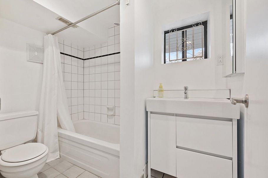 2520 E 8th Avenue Vancouver, BC - 20