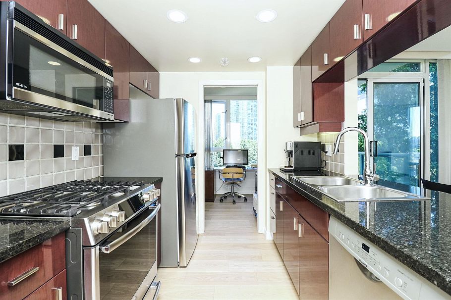 707 1067 Marinaside Crescent Vancouver, BC - 10