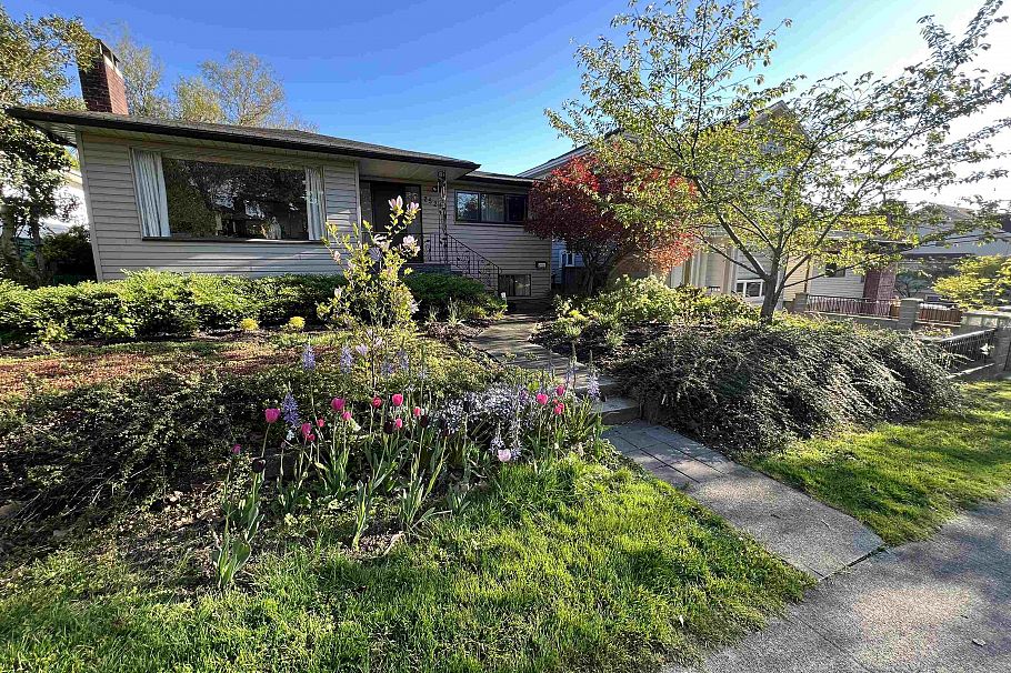 2520 E 8th Avenue Vancouver, BC - 1