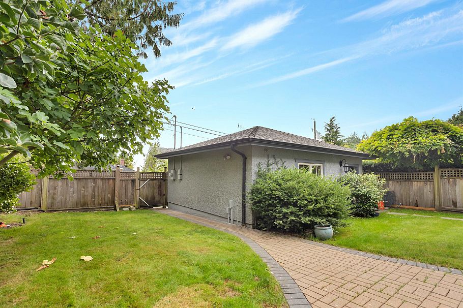 4038 W 33rd Avenue Vancouver, BC - 33