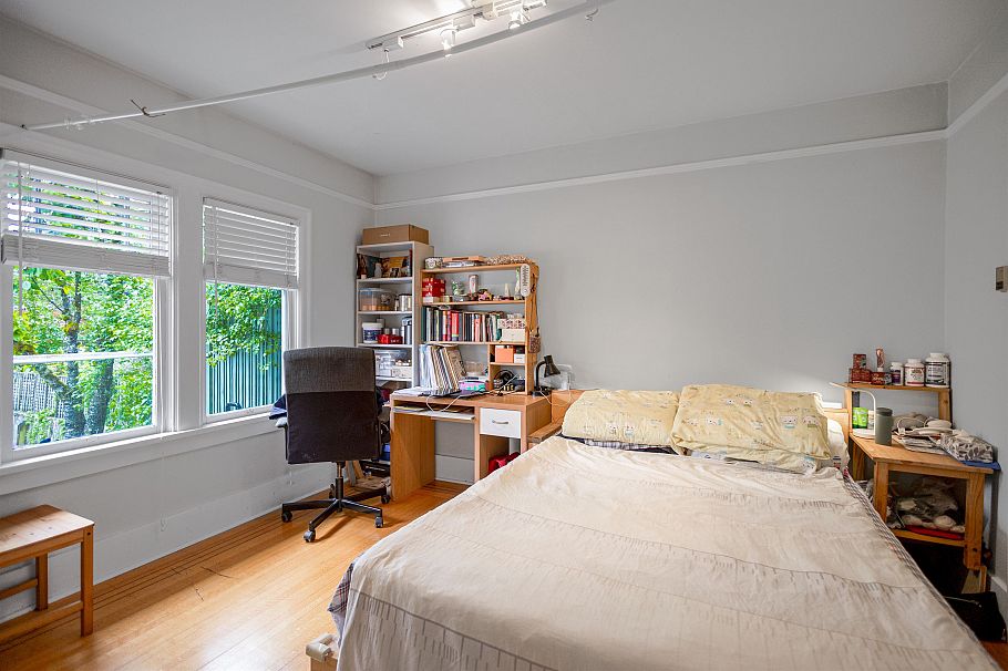 3012 W 14th Avenue Vancouver, BC - 9