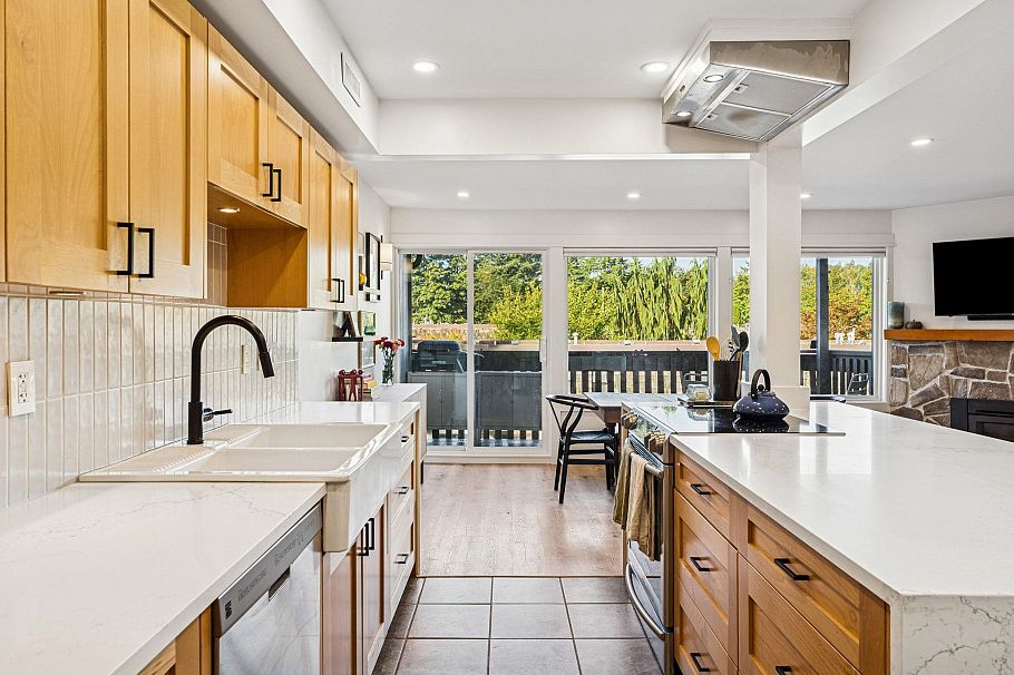 1053 Old Lillooet Road North Vancouver, BC - 6