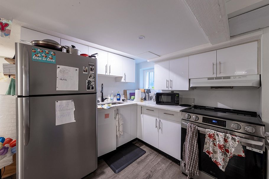 3719 W 3rd Avenue Vancouver, BC - 9