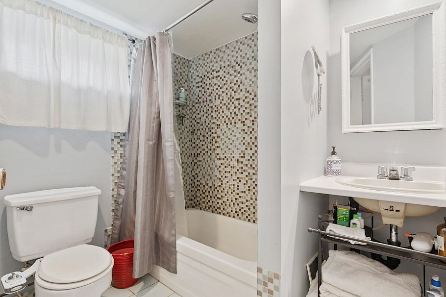 2520 E 8th Avenue Vancouver, BC - 29